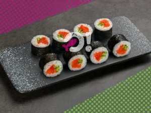 Ролл с копченым лососем и огурцом Ролл с копченым лососем и огурцом
